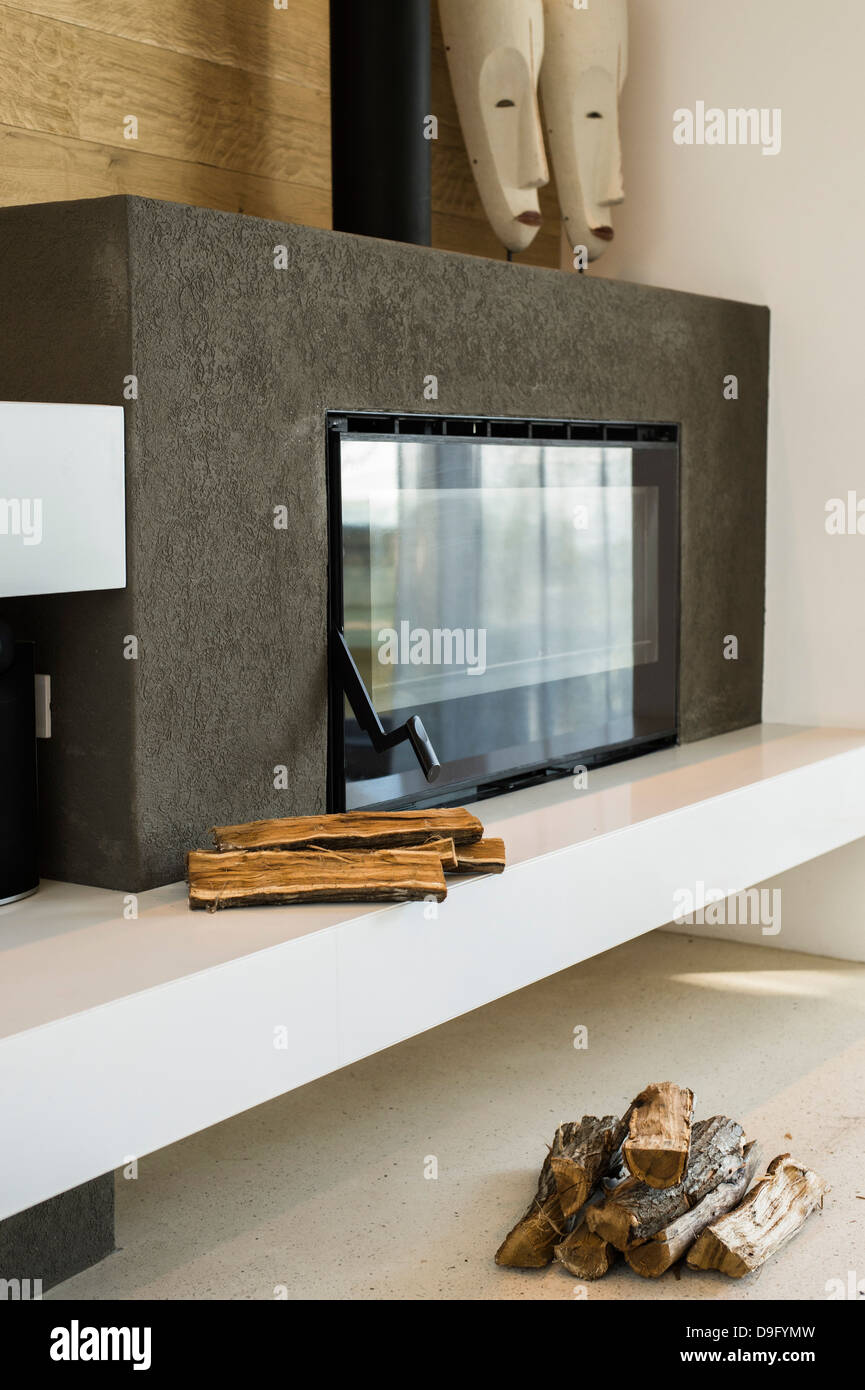 Brennholz in der Nähe von Kamineinsatz Stockfoto