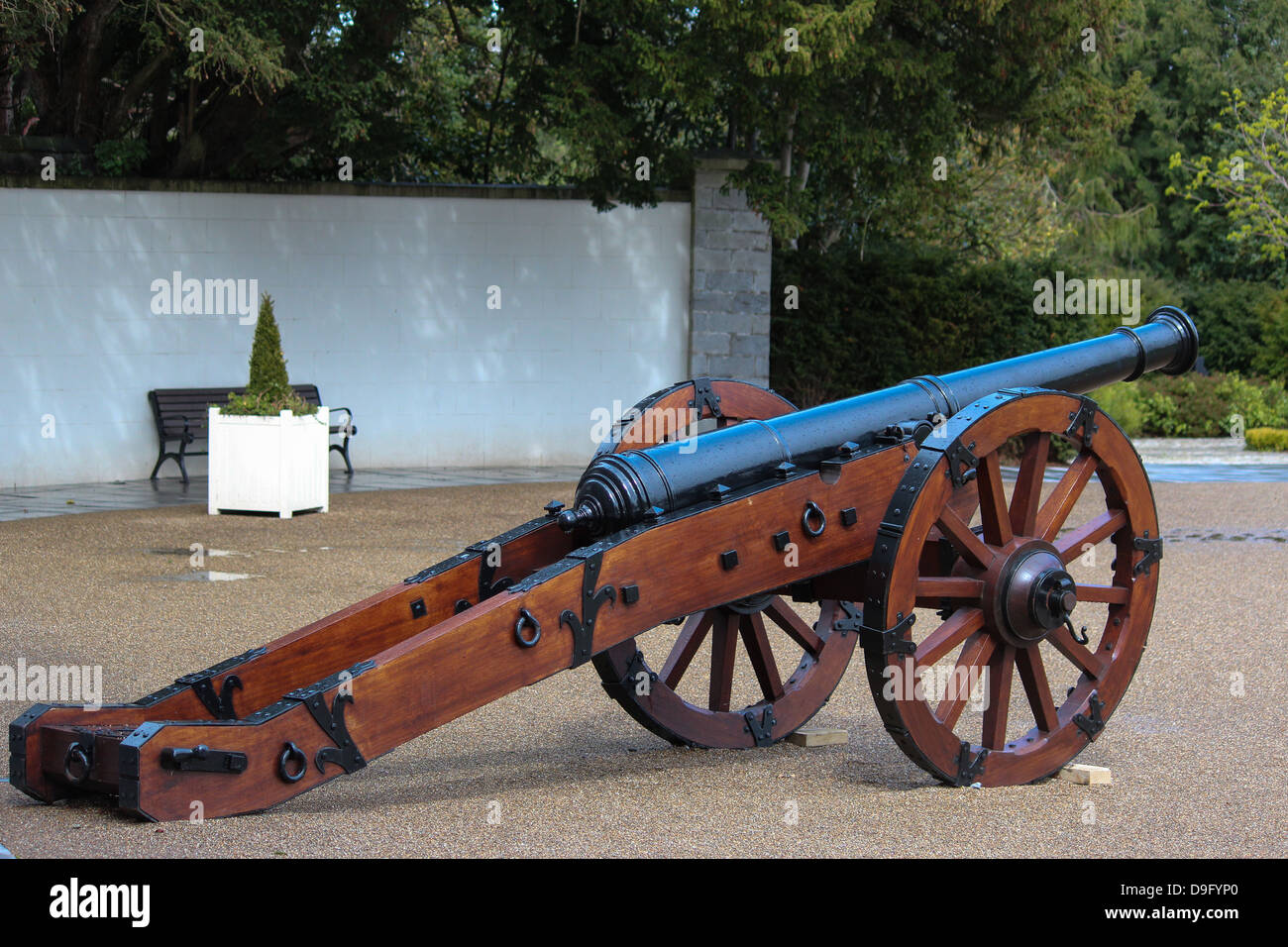 Im Bild steht eine Kanone vor Schlacht des Boyne Museums, Drogheda, Irland. Stockfoto