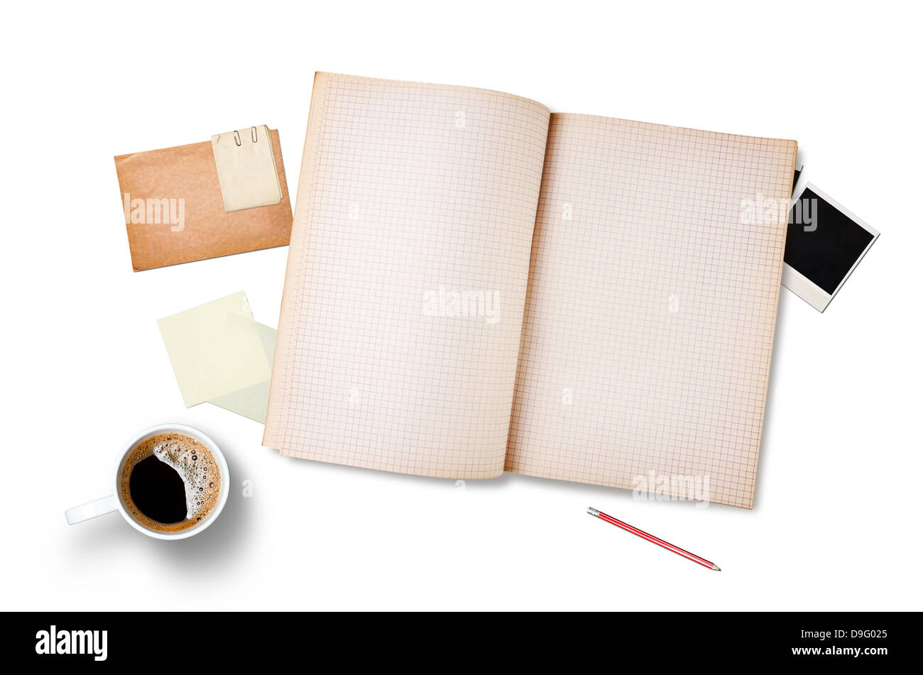 Arbeitsbereich mit Kaffeetasse, Notizpapier und Notebook, isoliert auf weißem Hintergrund Stockfoto