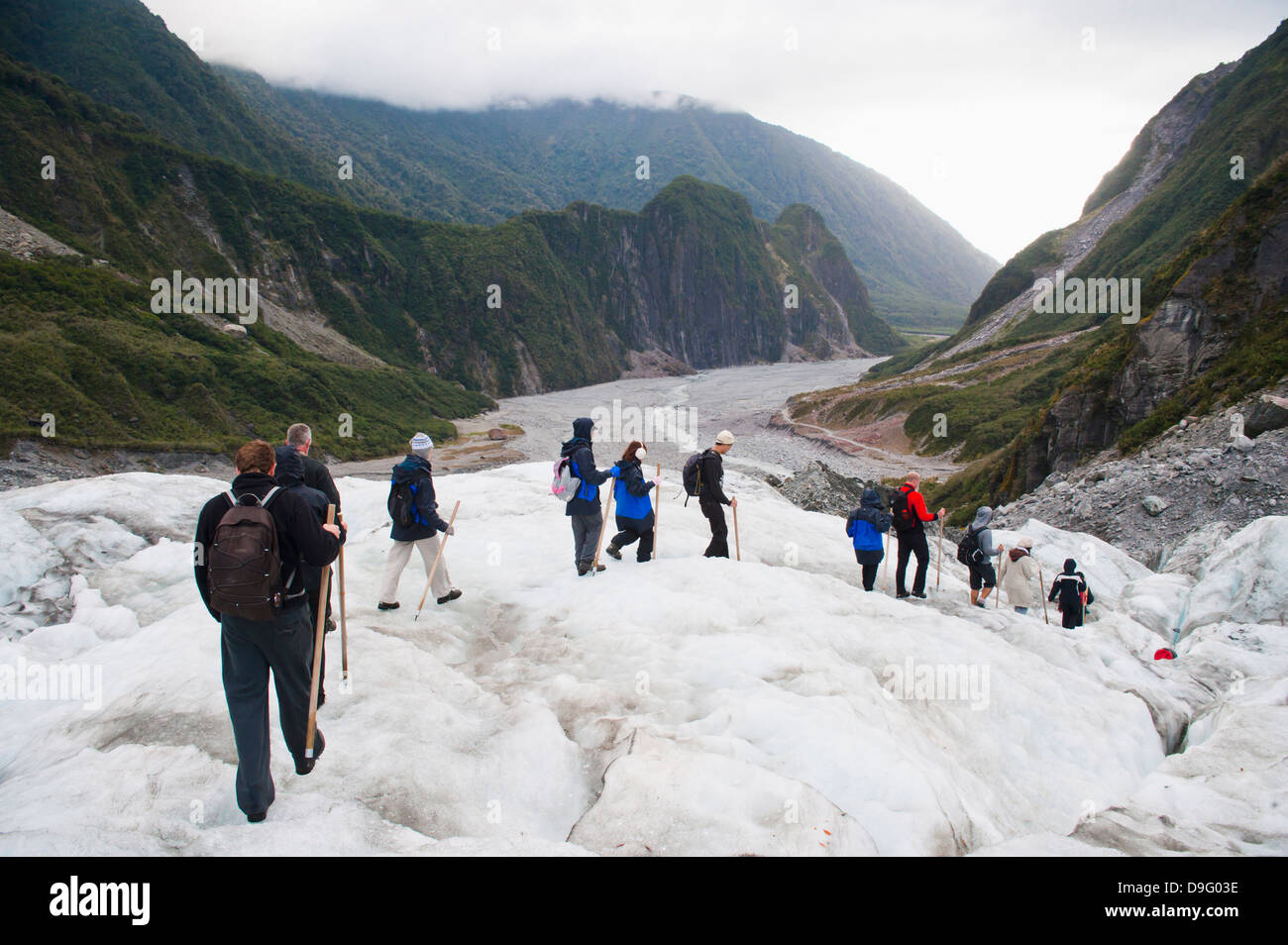Touristen zu Fuß am Fox-Gletscher, Westland National Park, UNESCO-Weltkulturerbe, Südinsel, Neuseeland Stockfoto