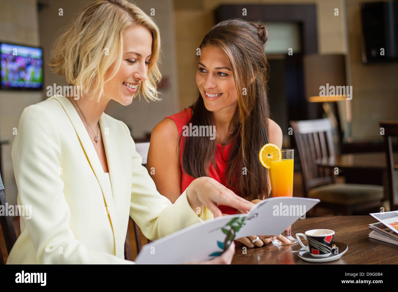 Zwei Freundinnen, Blick auf die Speisekarte in einem restaurant Stockfoto