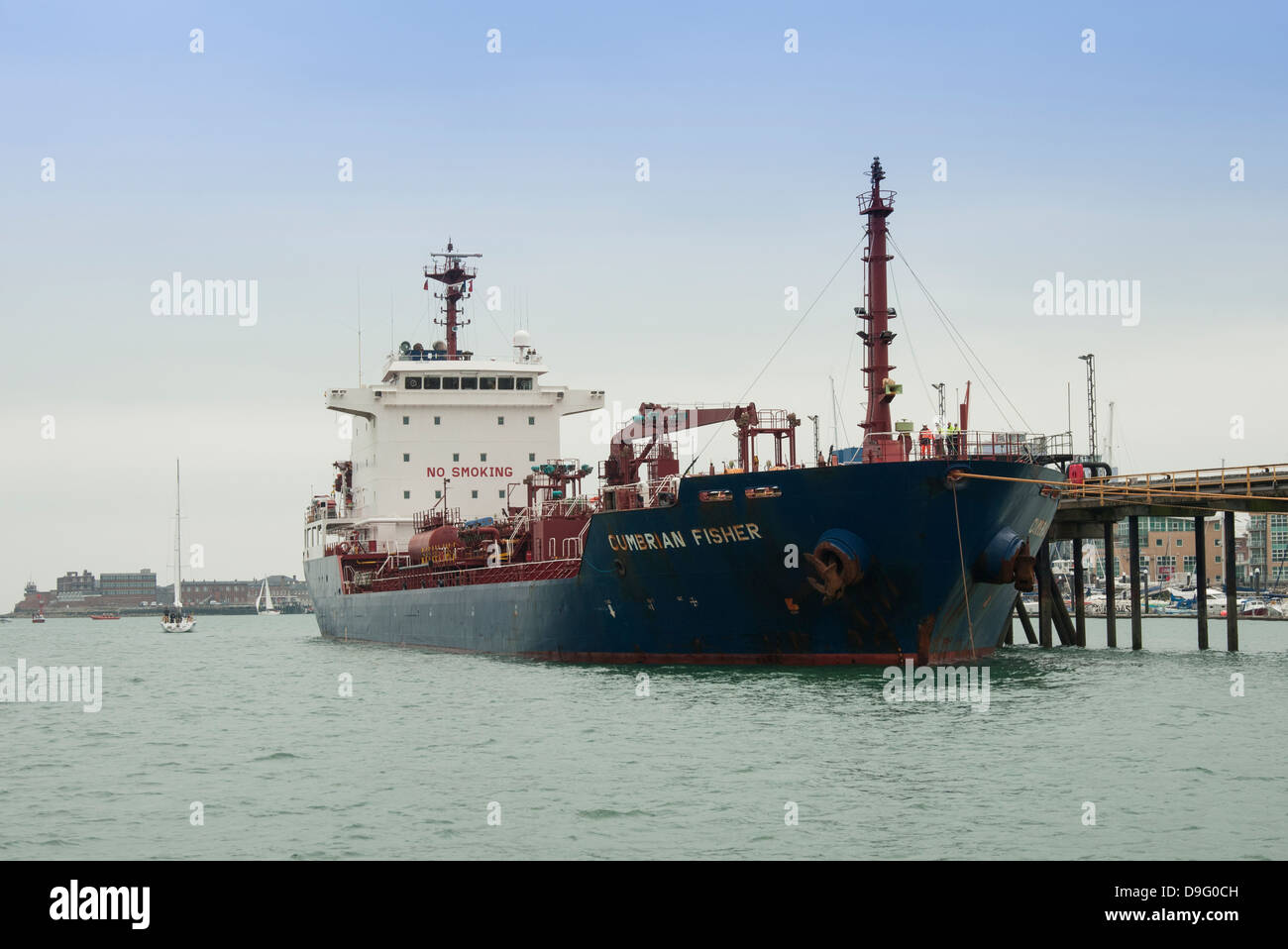 Die Cumbrian Fisher-Öl-Tanker vor Anker im Hafen von Portsmouth, Gosport, UK Stockfoto