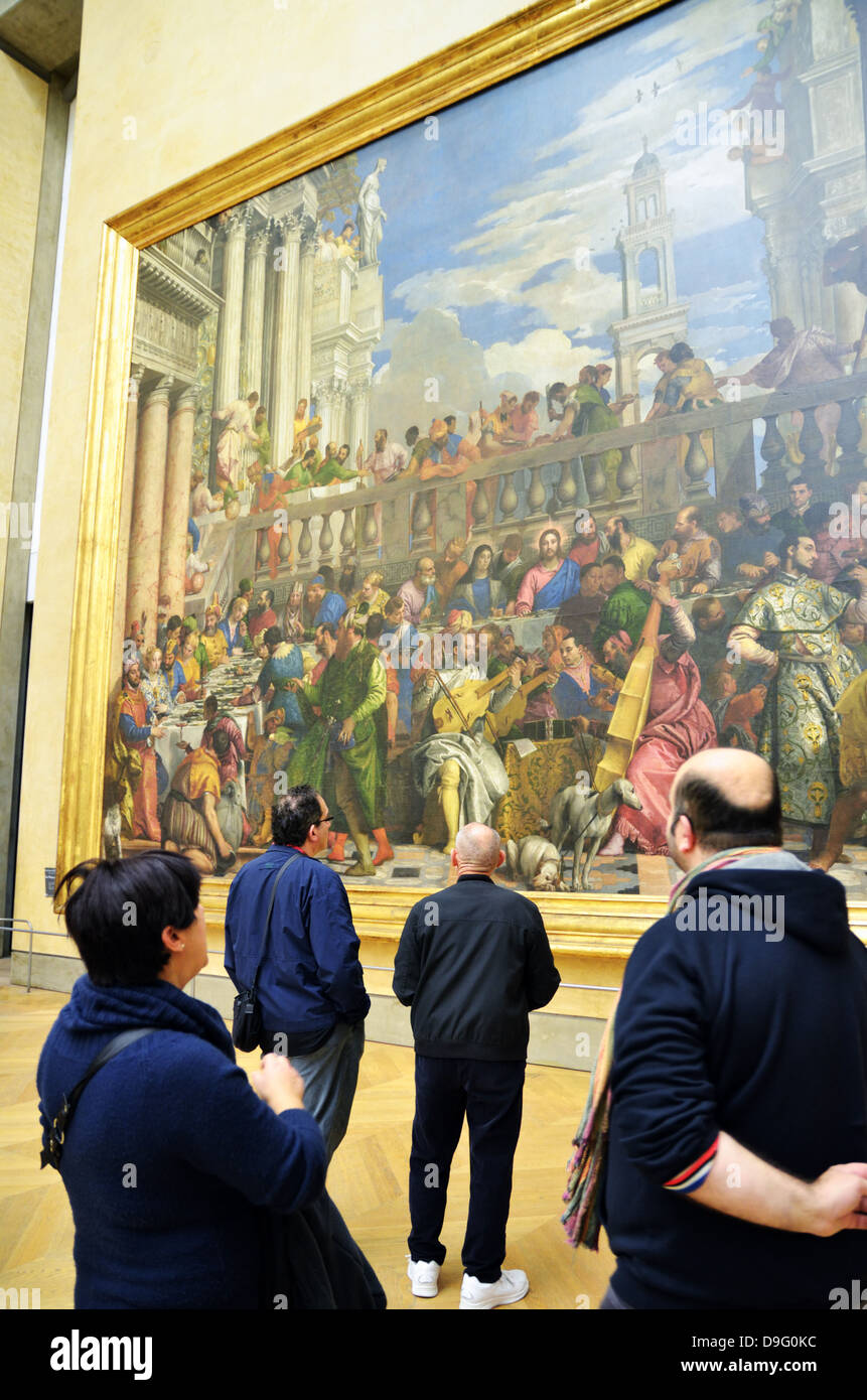Menschen betrachten Gemälde, die Hochzeit zu Kana, Musée du Louvre in Paris, Frankreich - Jan 2012 Stockfoto