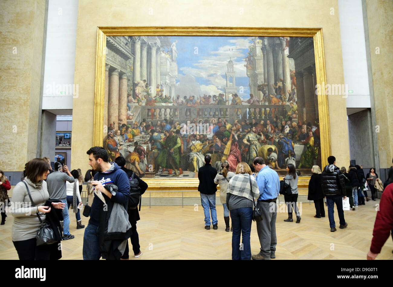 Menschen betrachten Gemälde, die Hochzeit zu Kana, Musée du Louvre in Paris, Frankreich - Jan 2012 Stockfoto