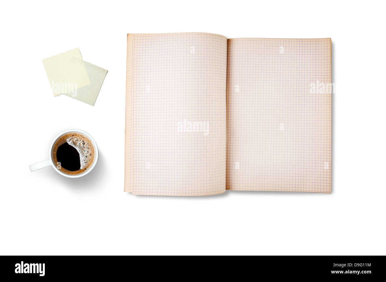 Arbeitsbereich mit Kaffeetasse, Notizpapier und Notebook, isoliert auf weißem Hintergrund Stockfoto