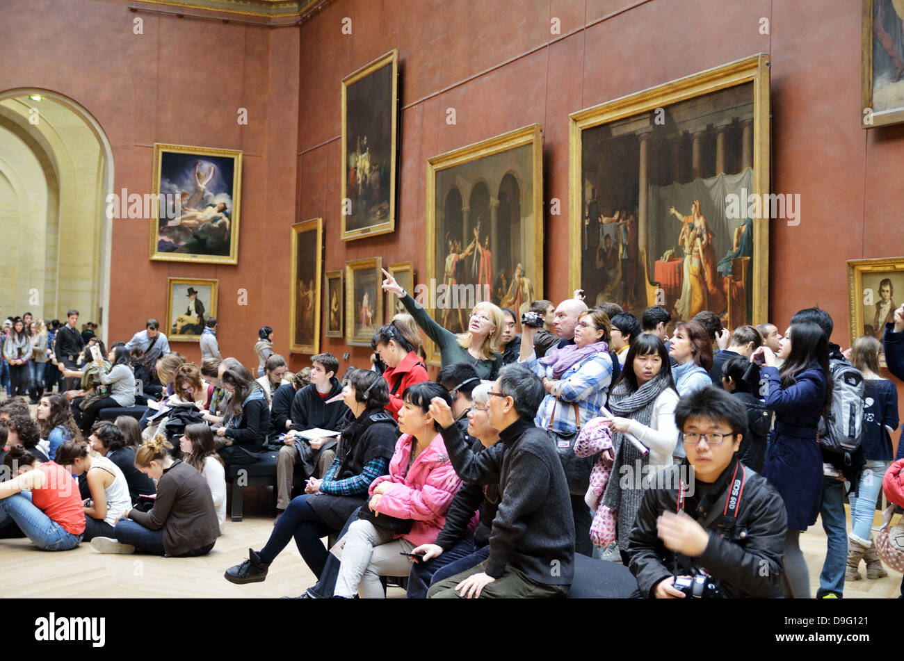 Menschen betrachten Gemälde, Musée du Louvre in Paris, Frankreich - Jan 2012 Stockfoto