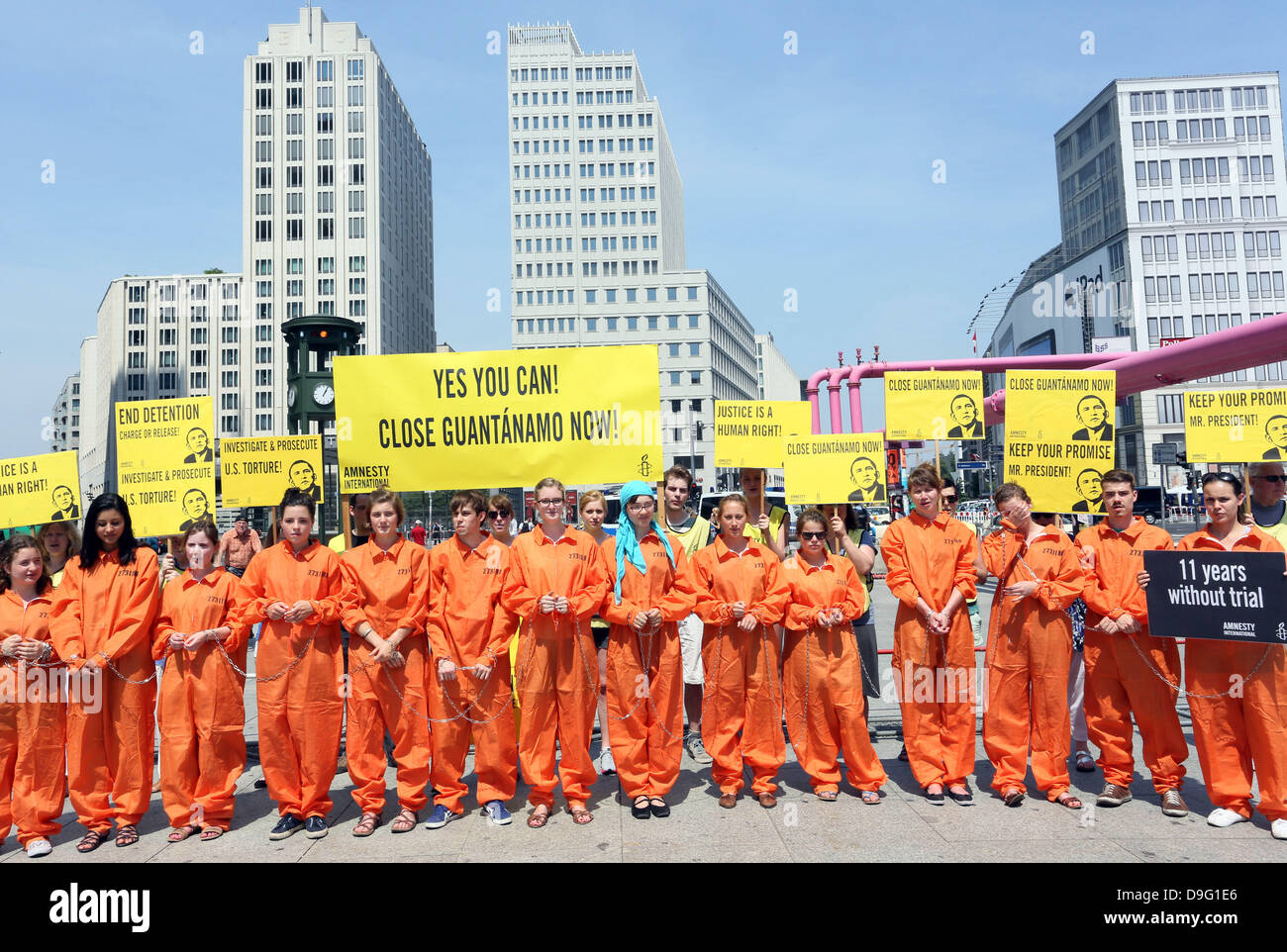 «Jetzt enger Guantanamo!» ist lesbar auf transparenten während einer Demonstration von Amnesty international während des Besuchs von US-Präsident Barak Obama in Berlin, Deutschland-19. Juni 2013. Foto: Stephanie Pilick/Dpa/Dpa/Alamy Live News/Dpa/Alamy Live News/Dpa/Alamy Live News/Dpa/Alamy Live News Stockfoto