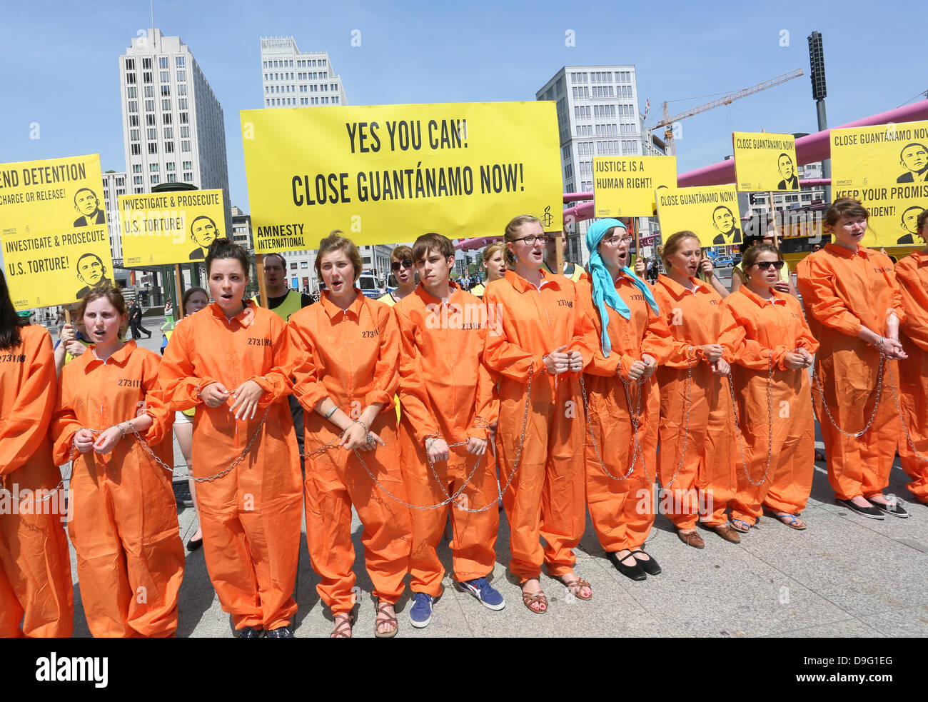 "Ja, Sie können! Schließen Guantanamo jetzt! "ist auf ein transparentes während einer Demonstration von Amnesty international während des Besuchs von US-Präsident Barak Obama in Berlin, Deutschland 19 lesbar. Juni 2013. Foto: Stephanie Pilick/Dpa/Dpa/Alamy Live News/Dpa/Alamy Live News/Dpa/Alamy Live News/Dpa/Alamy Live News Stockfoto