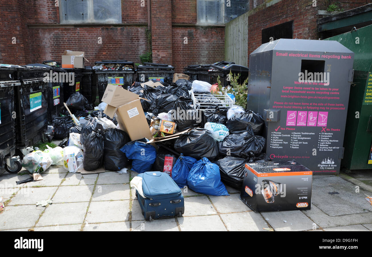 Brighton, UK. 19. Juni 2013. Müll türmt sich auf den Straßen von Brighton, wie die Cityclean Binmen Streiks einen Griff nimmt. Der Rat Arbeiter und GMB Gewerkschaftsmitglieder wurden streiken seit sechs Tagen und sollen sich für eine weitere Woche ihren Streit mit Brighton und Hove City Council weiter Stockfoto