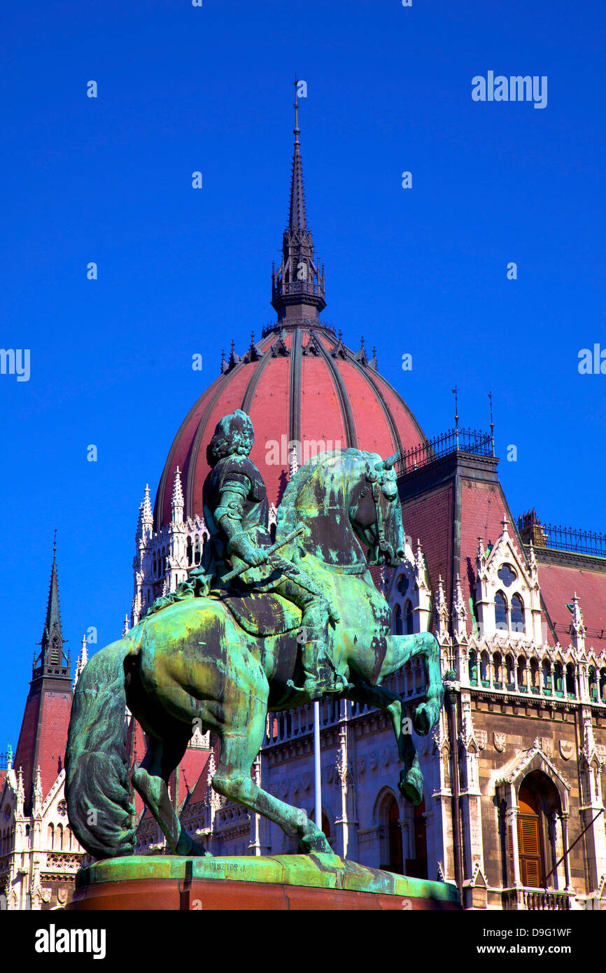 Pferdesport-Denkmal von Ferenc II Rakoczi, Fürst von Siebenbürgen, vor dem Parlamentsgebäude in Budapest, Ungarn Stockfoto