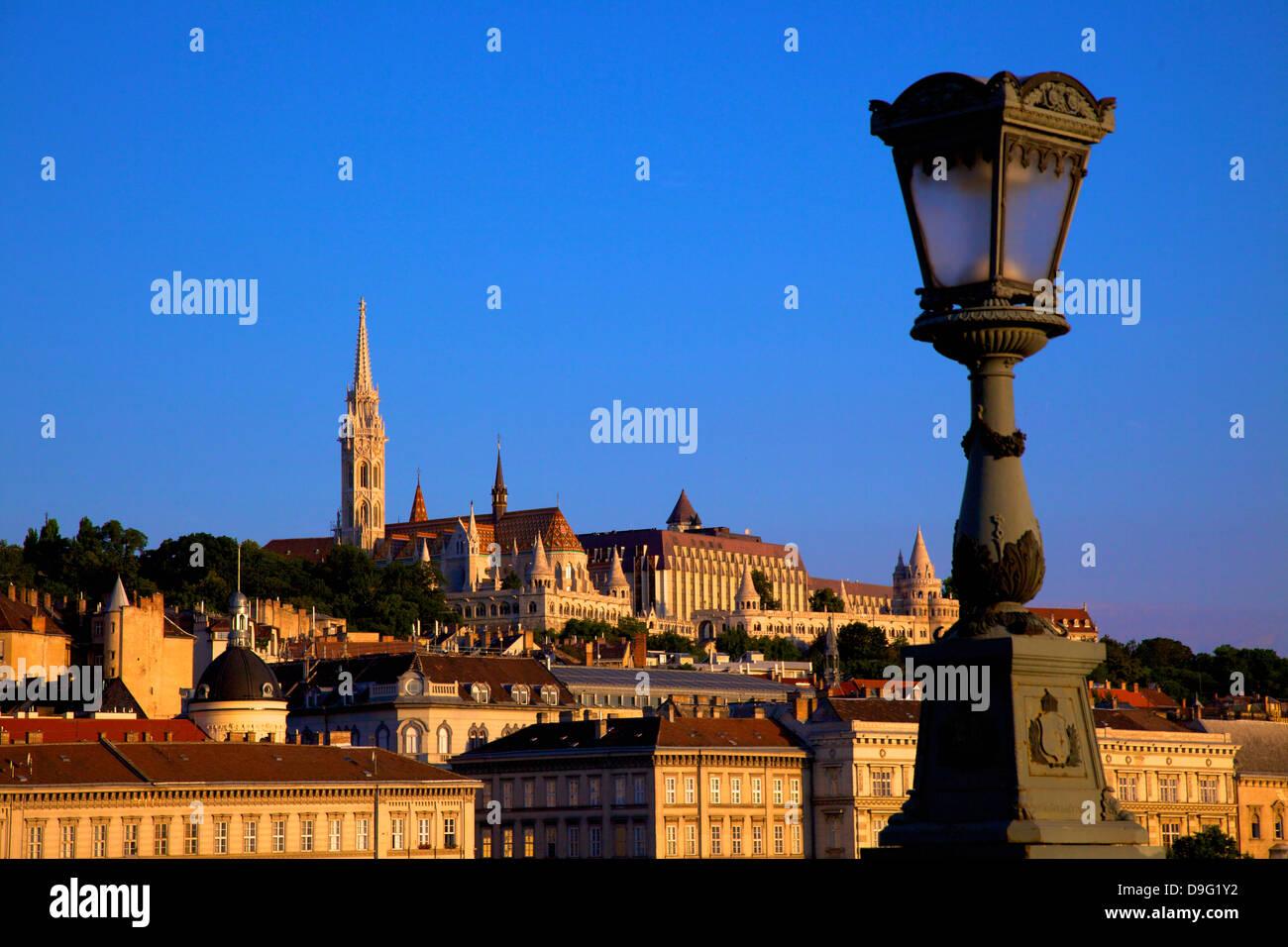 Kettenbrücke, Mátyás (Matthias-Kirche) und Fischerbastei, Budapest, Ungarn Stockfoto