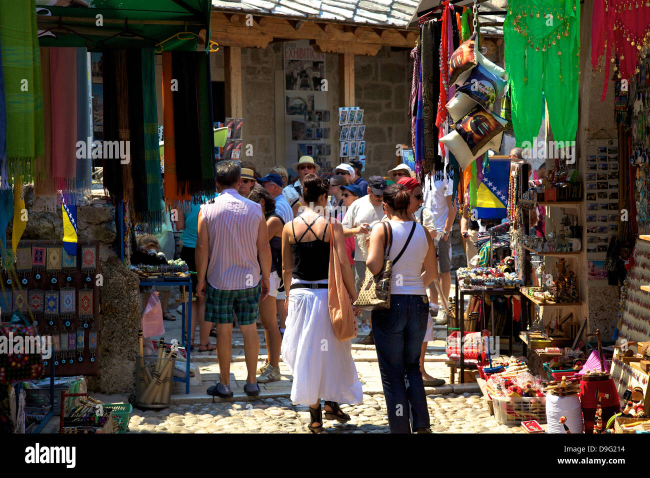 Touristen, die einkaufen, Mostar, Bosnien, Bosnien und Herzegowina Stockfoto