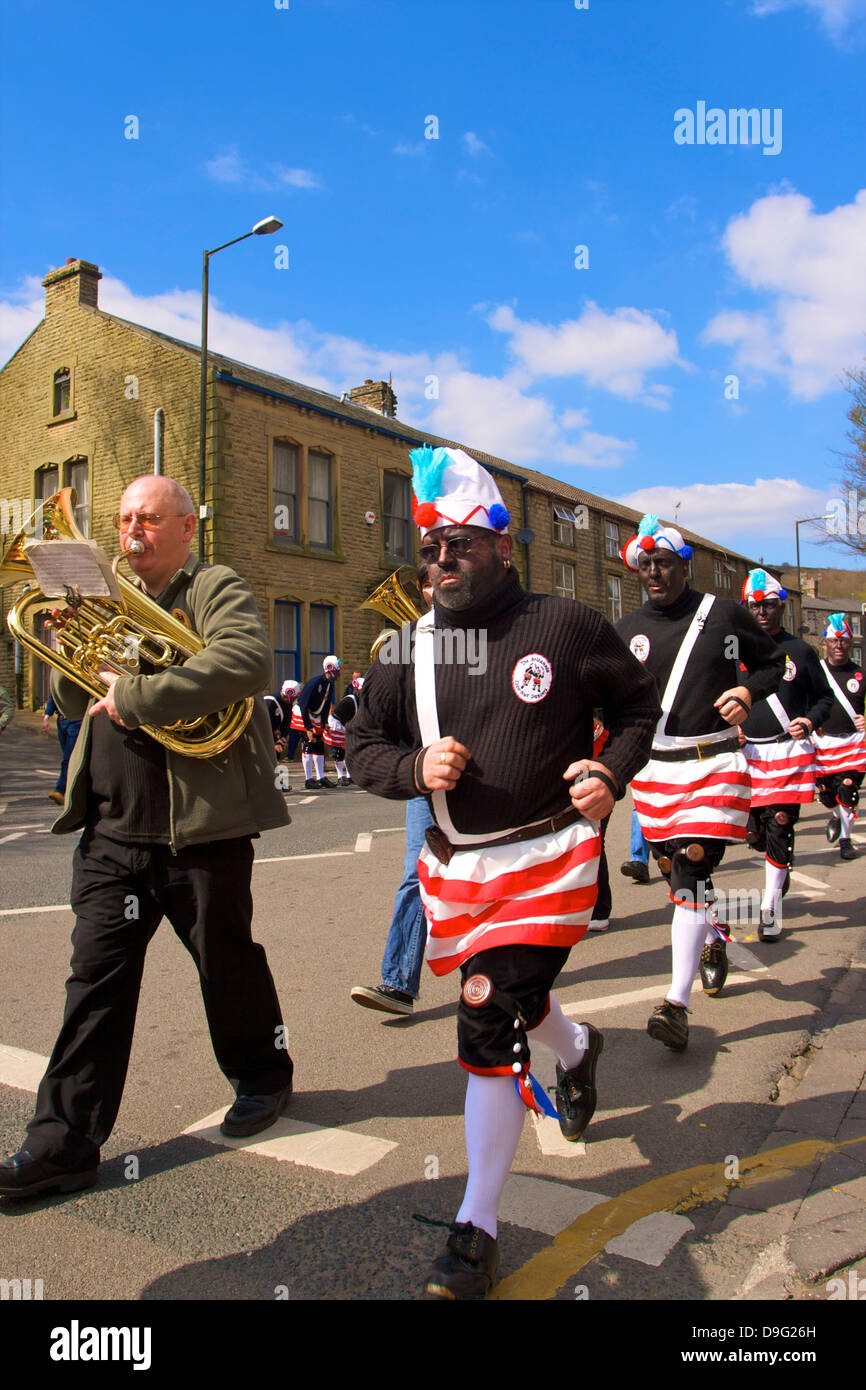 Kokosnuss Tänzer traditionelle Ostern Samstag Prozession, Bacup, Lancashire, England, Vereinigtes Königreich Stockfoto