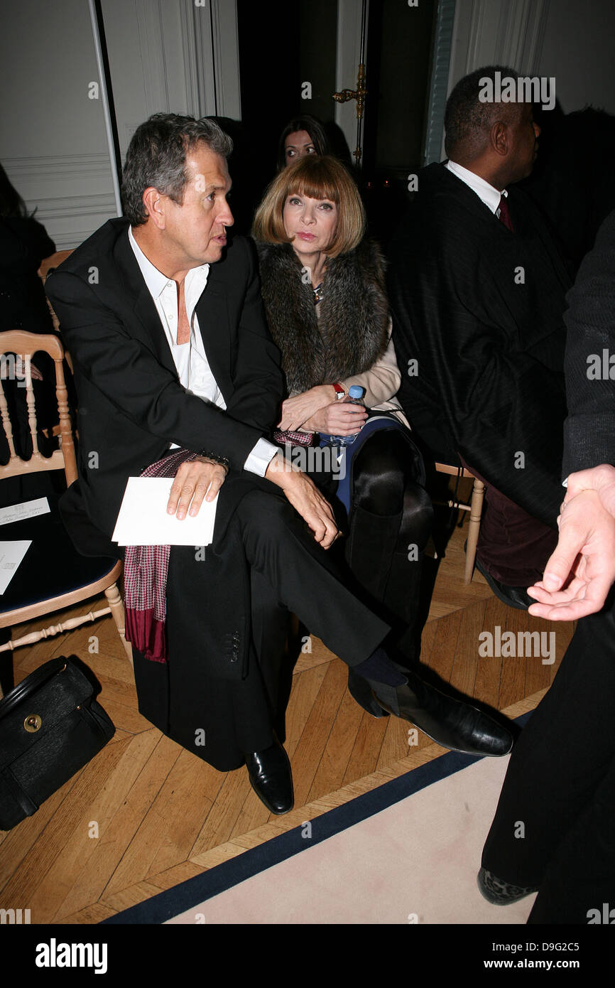 Mario Testino und Anna Wintour Paris Fashionweek bereit Herbst/Winter 2011 - Yves Saint Laurent - Front Row Paris, Frankreich - 07.03.11 zu tragen Stockfoto