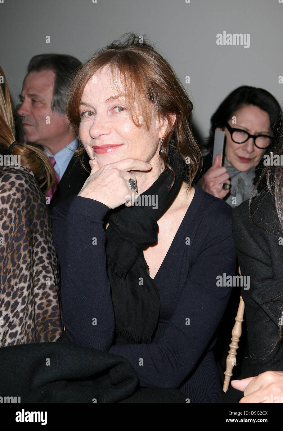 Isabelle Huppert Paris Fashionweek Herbst/Winter 2011 - Yves Saint Laurent - Front Row Paris, Frankreich - 07.03.11 zu tragen bereit Stockfoto