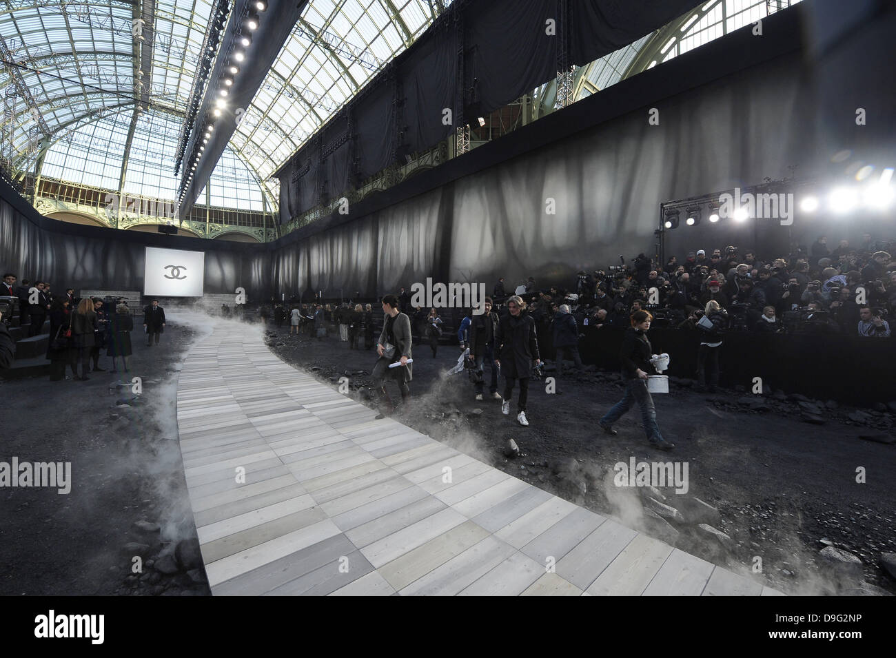 Atmosphäre Paris Fashionweek Herbst/Winter 2011 - Chanel - innen Paris, Frankreich - 08.03.11 tragen möchten Stockfoto