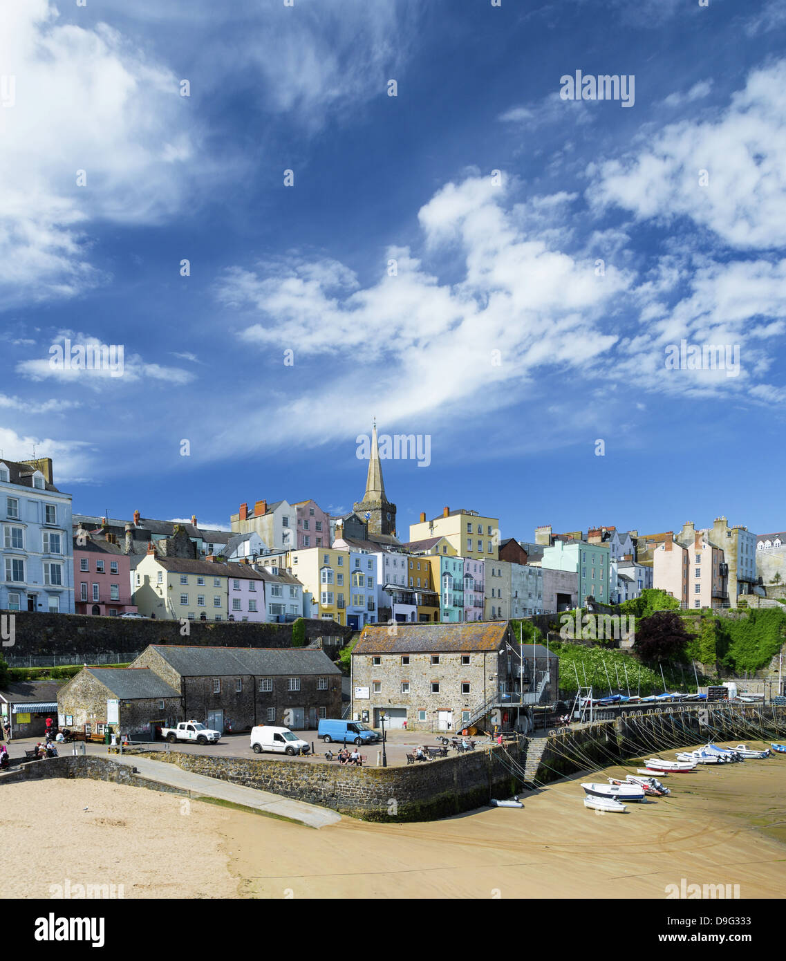 Bemalten Häuser rund um den Hafen, Tenby, Pembrokeshire, Wales Stockfoto