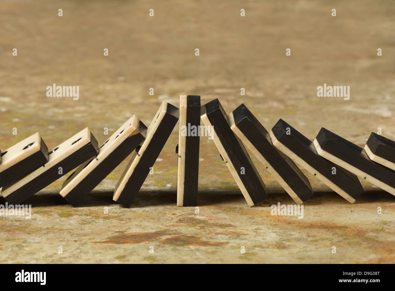 Reihen von aufgereiht altes Elfenbein und Ebenholz Bronze angehefteten stehende Domino blockiert Stücke auf weißem Tan Travertin-Marmor Stockfoto