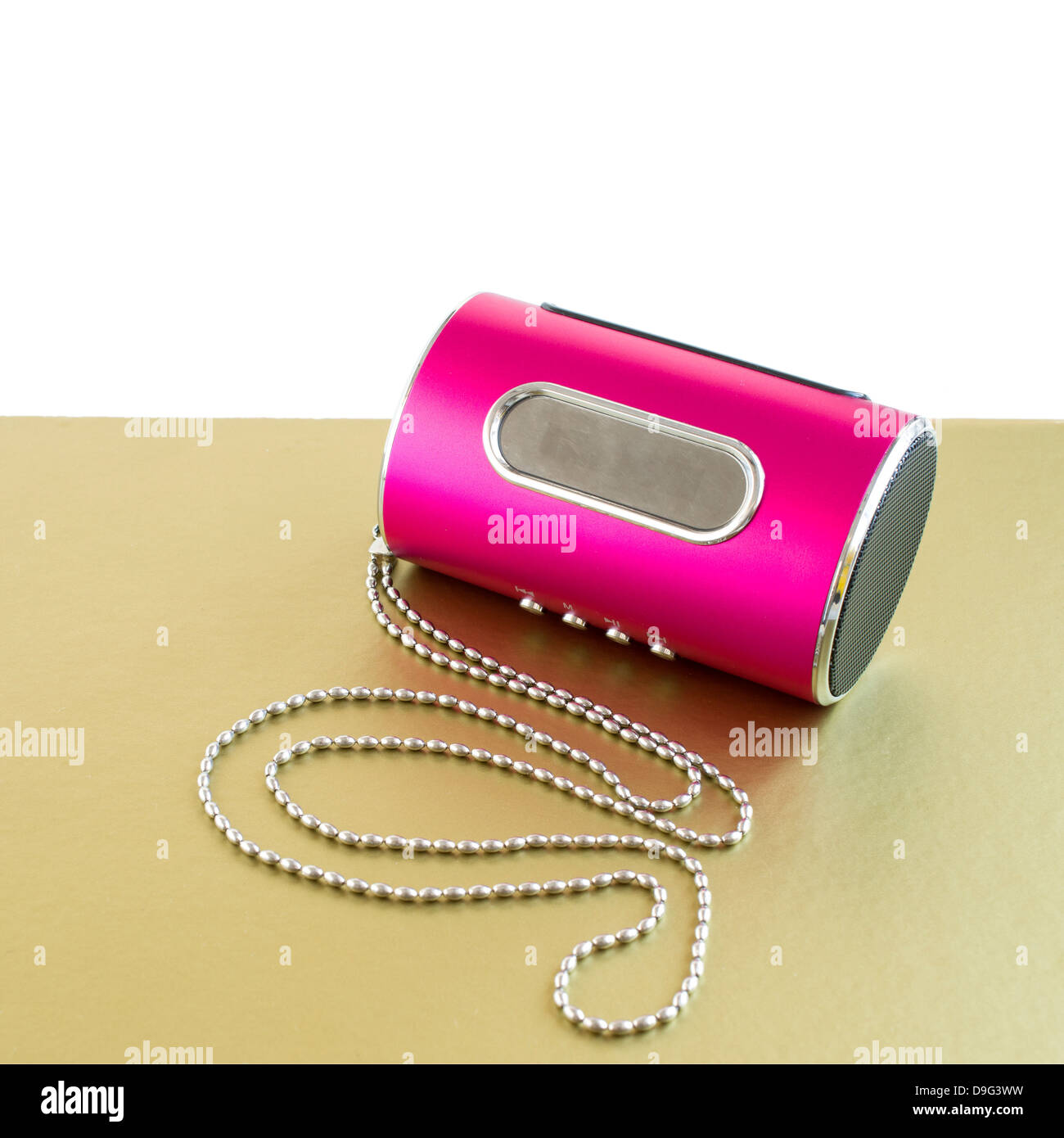 Mediaplayer auf einer langen Kette auf Goldgrund Stockfoto