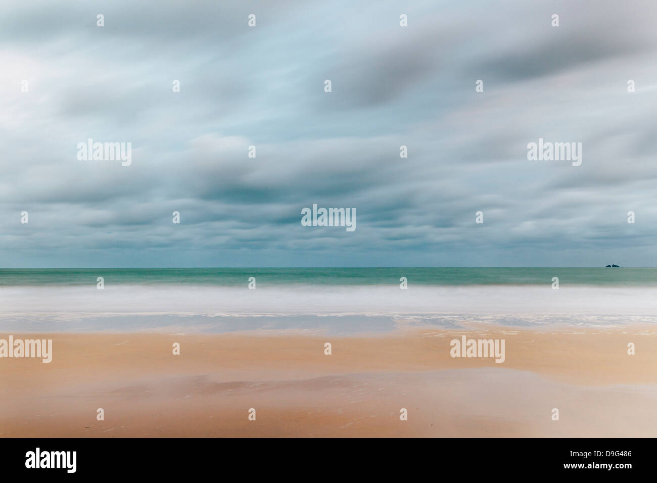 Carbis Bay Strand mit Blick auf Godrevy Point im Morgengrauen, St. Ives, Cornwall, England, UK Stockfoto