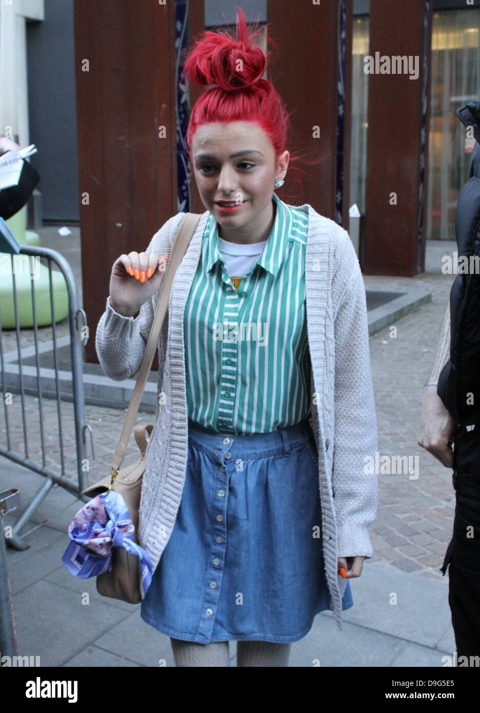 Cher Lloyd vor dem Hotel, wo sich die Darsteller auf "The X Factor" Tour in Liverpool Liverpool, England - 09.03.11 aufhalten Stockfoto