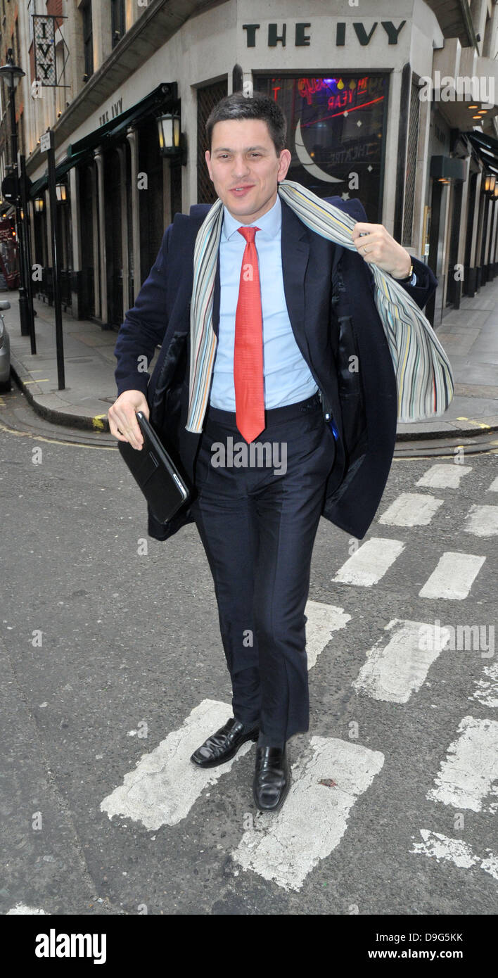 David Miliband vor The Ivy Restaurant im West End London, England - 09.03.11 Stockfoto