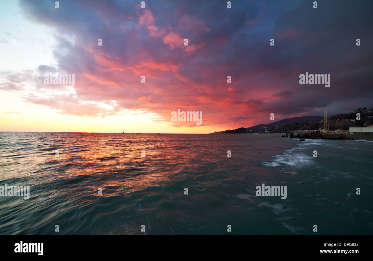 Küstenlandschaft nach Sonnenuntergang Stockfoto