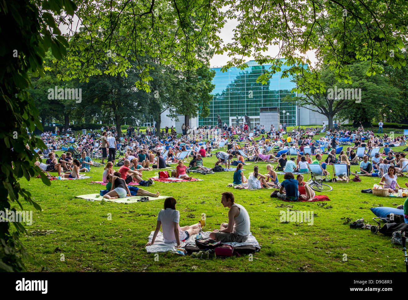 Festival für elektronische Musik in einem öffentlichen Stadtpark, Sommerfest in Essen, Deutschland. Picknick und elektronische Klänge. Stockfoto