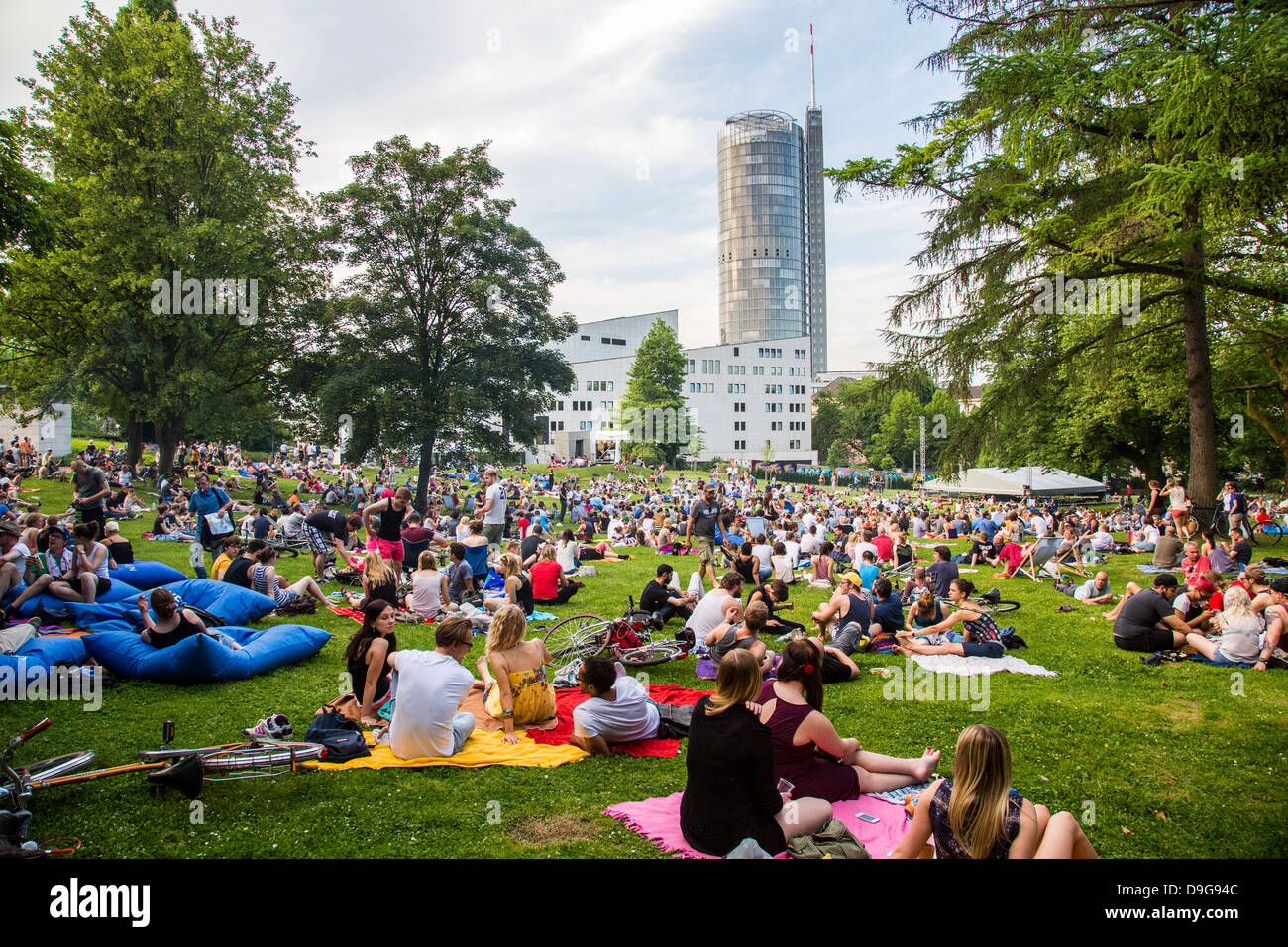 Festival für elektronische Musik in einem öffentlichen Stadtpark, Sommerfest in Essen, Deutschland. Picknick und elektronische Klänge. Stockfoto