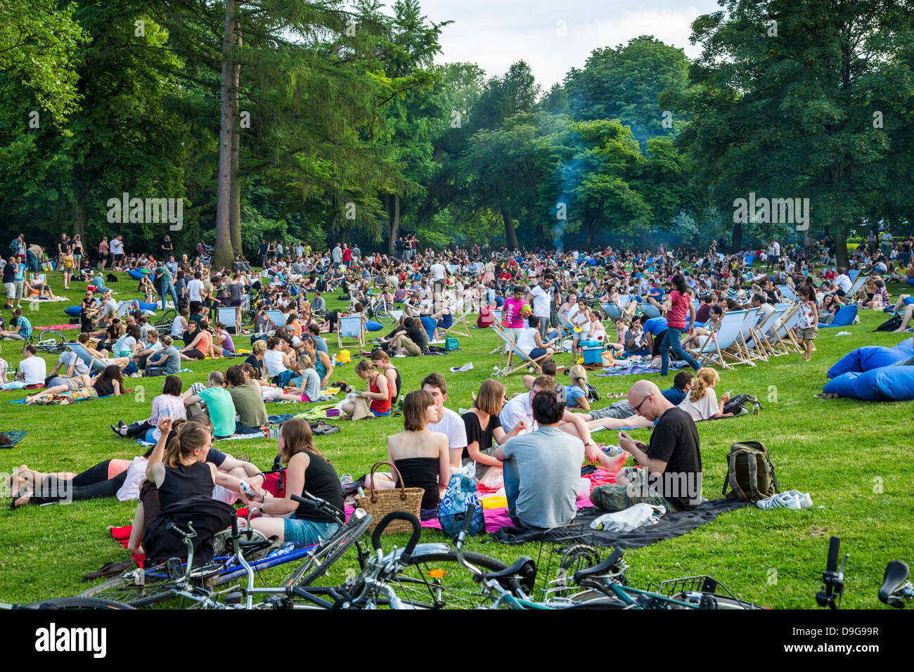 Festival für elektronische Musik in einem öffentlichen Stadtpark, Sommerfest in Essen, Deutschland. Picknick und elektronische Klänge. Stockfoto