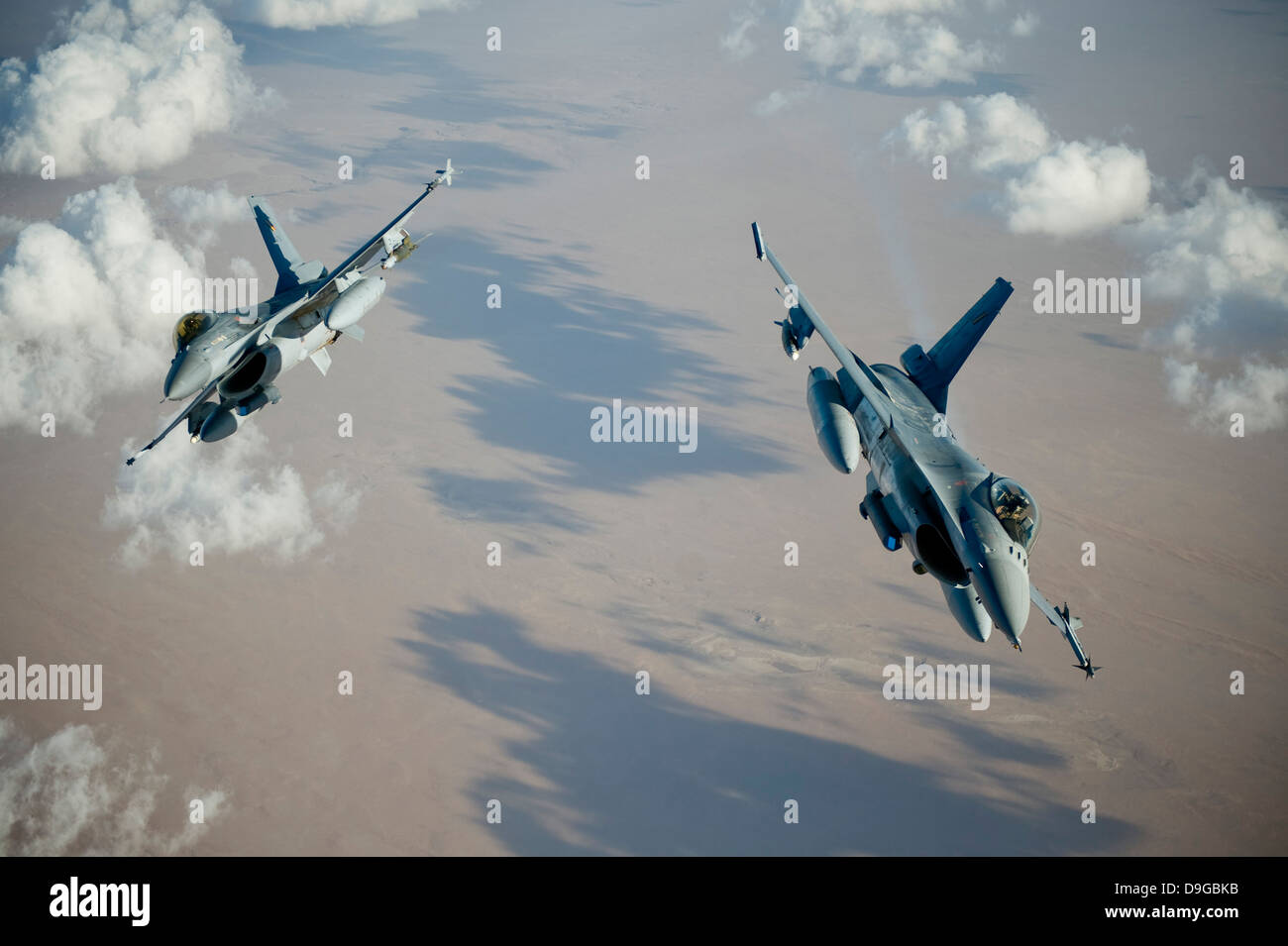 Zwei belgische Luft Komponente F-16A Falken führen eine Split-Pause. Stockfoto