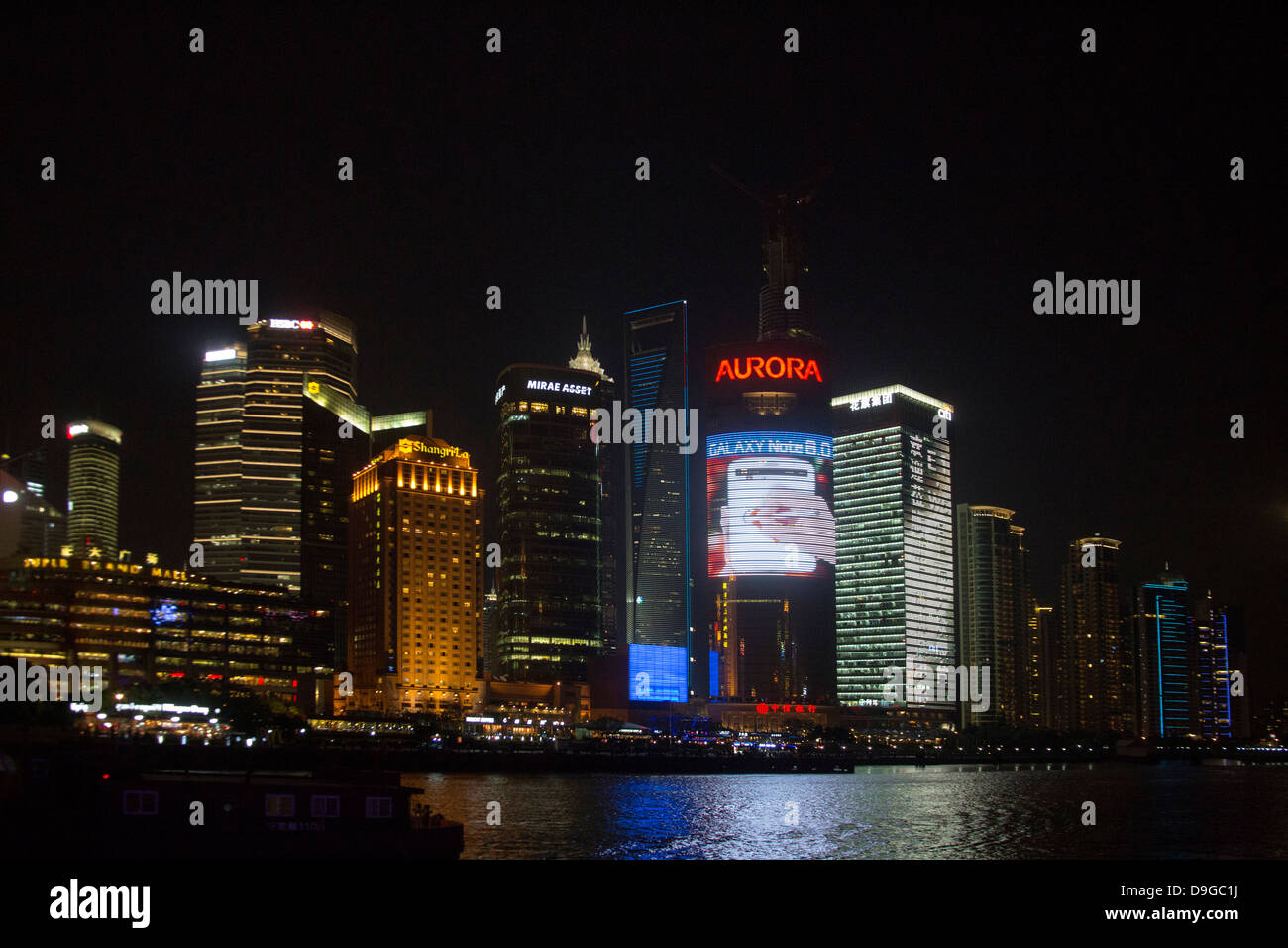 Shanghai-Wolkenkratzer in der Nacht und Huangpu-Fluss Stockfoto