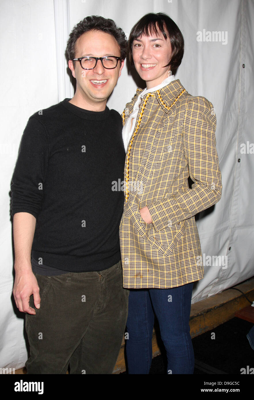 Jake Kasdan und Inara George Paleyfest 2011 präsentiert "Freaks & Geeks: Schwarzarbeit" bei Saban Theatre Los Angeles, Kalifornien - 12.03.11 Stockfoto