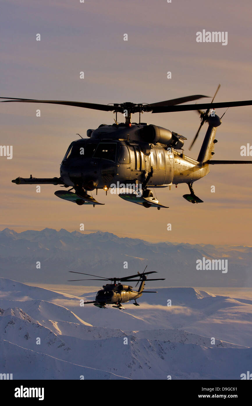 Zwei Alaska Air National Guard HH - 60G Pflastern Falken im Flug über Alaska Stockfoto