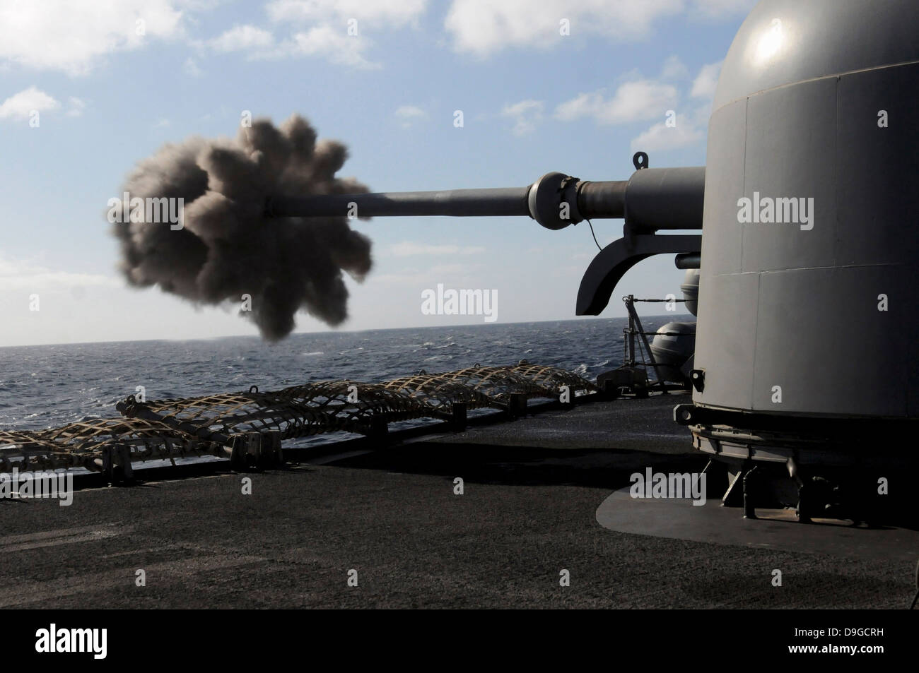 Eine 76-mm-Kanone feuert an Bord der Lenkflugkörper Fregatte USS Simpson Stockfoto