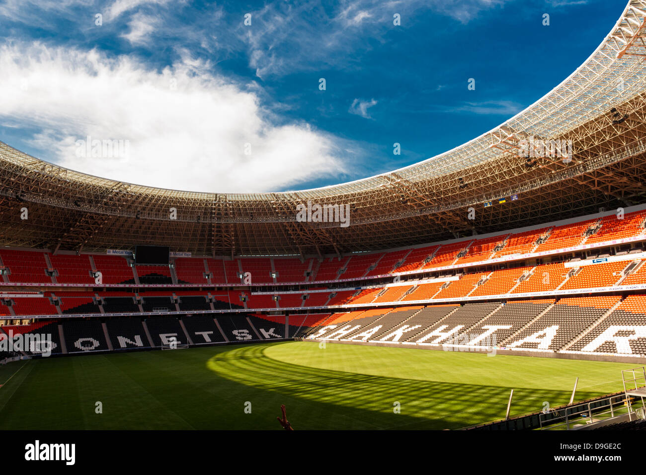 Modernes Stadion - Fußballplatz mit offene Kuppel - Heimat des Team Shakhtar Donezk, UA Stockfoto
