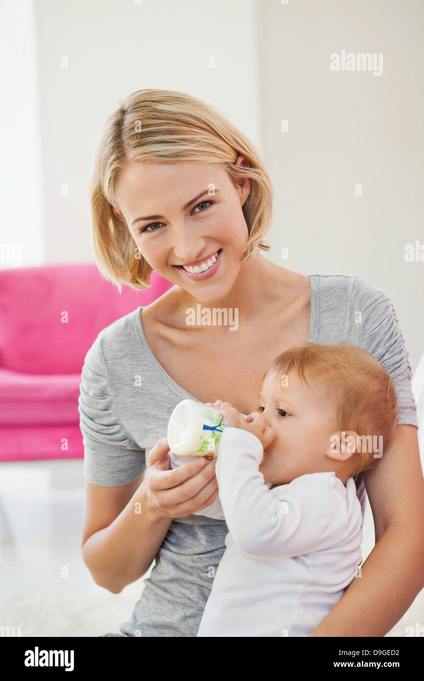 Frau Milch ihr Baby mit einer Flasche füttern Stockfoto