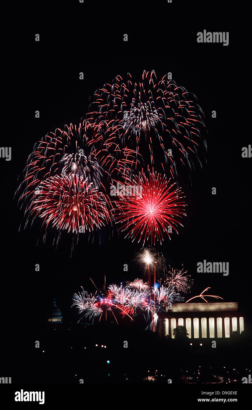 Feuerwerk erleuchten den Nachthimmel über dem Lincoln Memorial. Stockfoto
