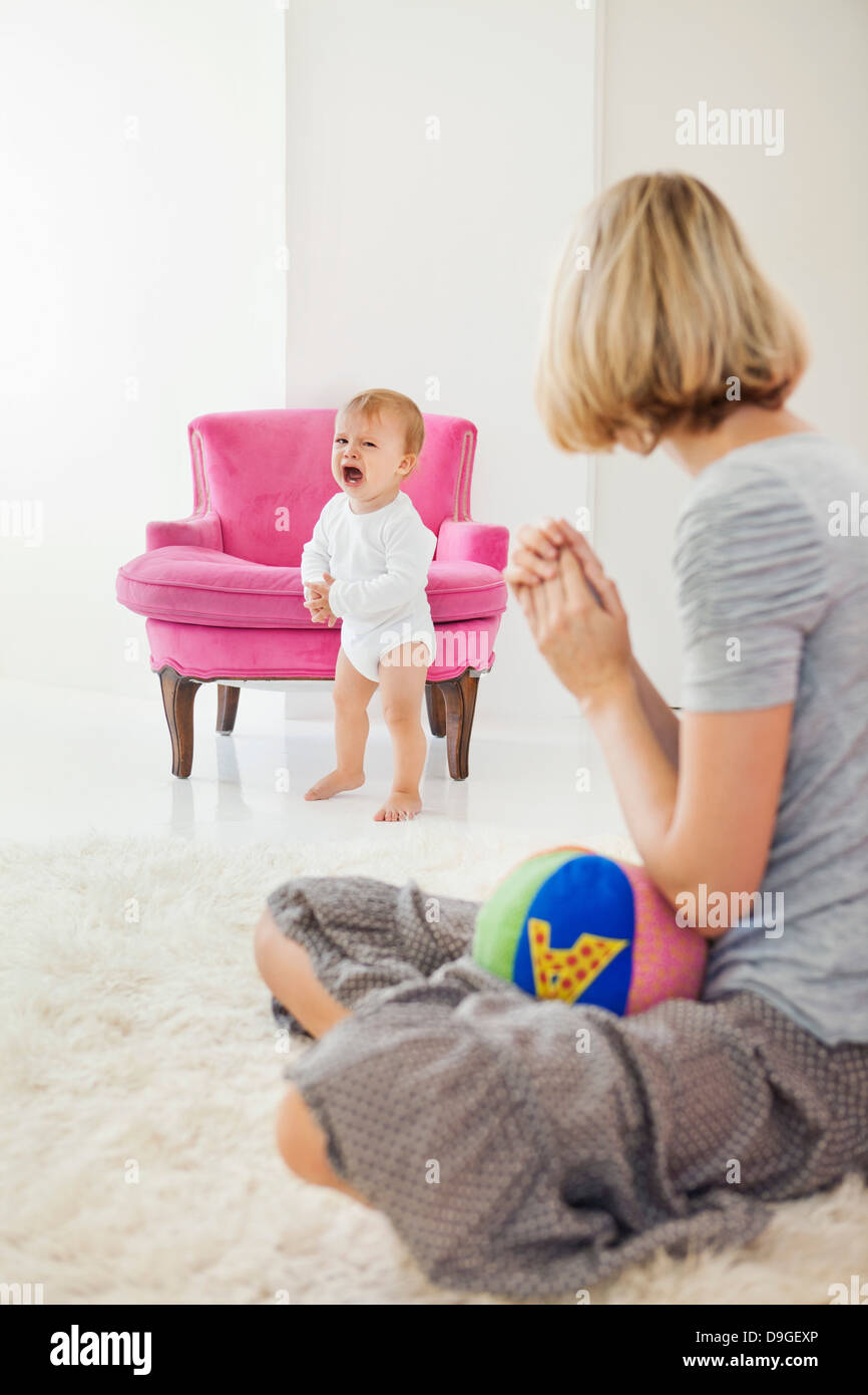 Frau betrachten ihr schreiendes baby Stockfoto