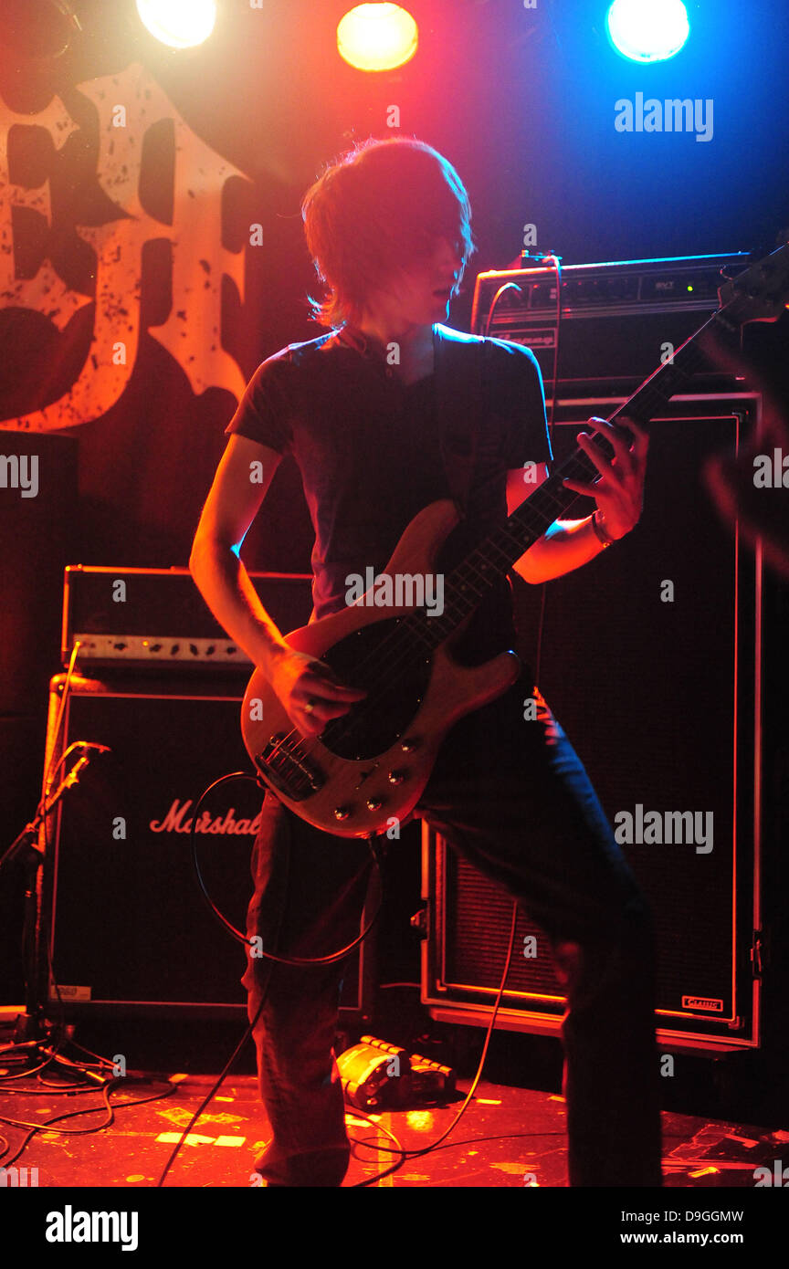 Chris Green von Revoker den Eröffnung Gig auf ihre erste Headliner-Tour seit Unterzeichnung auf Roadrunner Records in der O2 Arena spielen. Birmingham, England - 16.03.11 Stockfoto