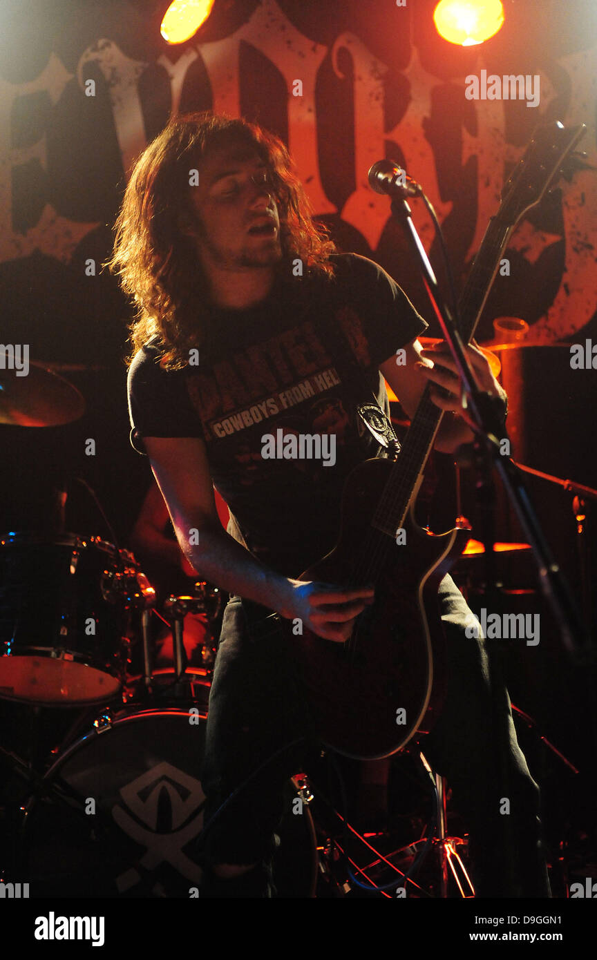 Jamie Mathias von Revoker den Eröffnung Gig auf ihre erste Headliner-Tour seit Unterzeichnung auf Roadrunner Records in der O2 Arena spielen. Birmingham, England - 16.03.11 Stockfoto