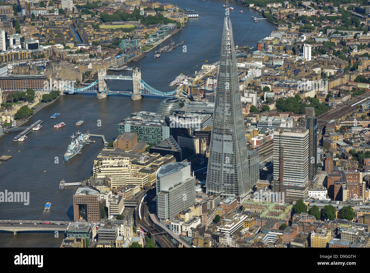 Luftaufnahme des Shards mit der Themse und Tower Bridge. Stockfoto