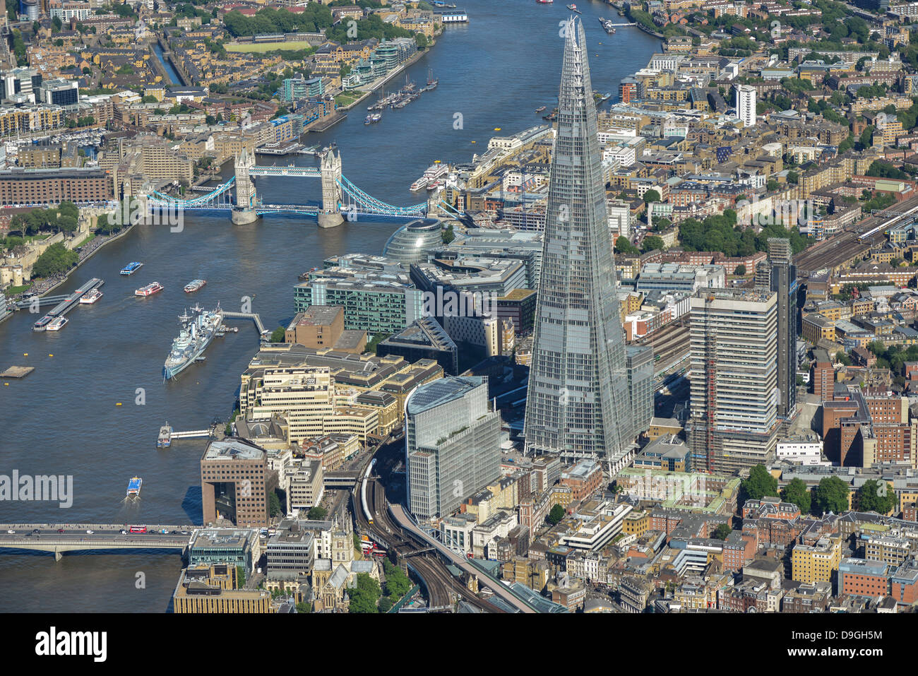 Luftaufnahme des Shards mit der Themse und Tower Bridge. Stockfoto