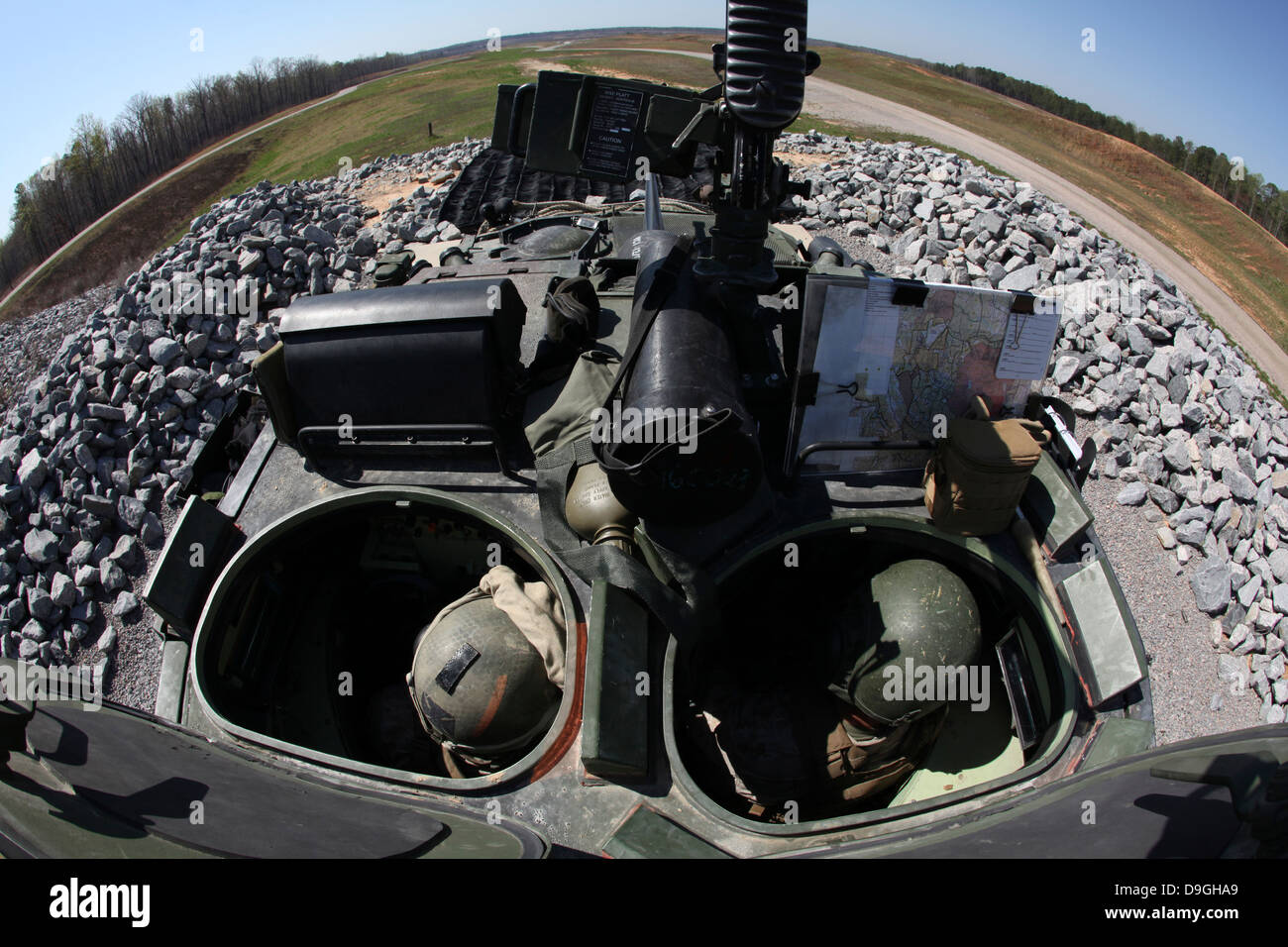 2. April 2010 - bereiten Light Armored Vehicle "Gunners", ihre Sehenswürdigkeiten in Fort Pickett, Virginia zu kalibrieren. Stockfoto