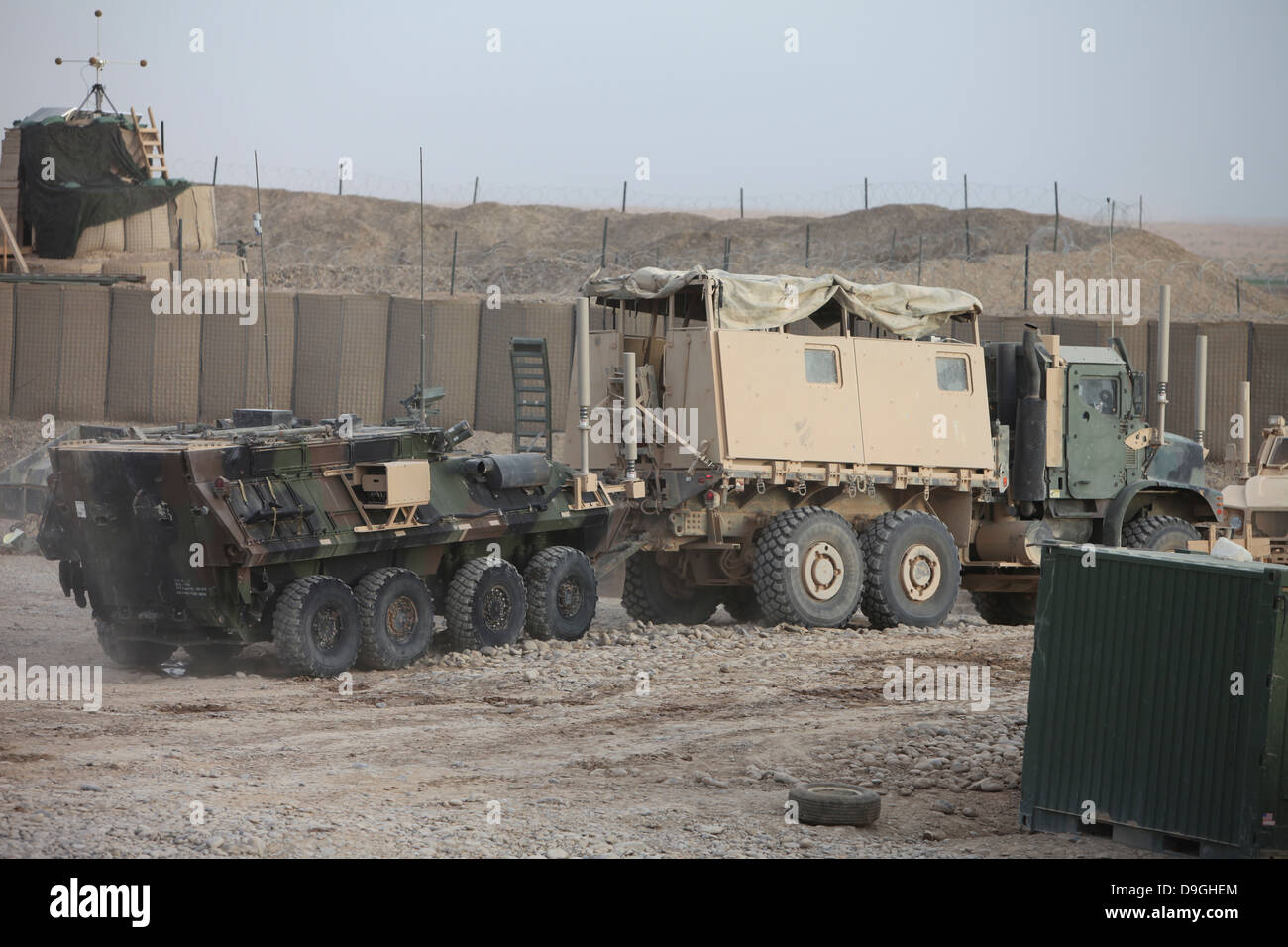 Marines mit Combat Logistik-Bataillon 5, schleppen ein leichtes gepanzertes Fahrzeug auf Forward Operating Base Payne, Afghanistan, Stockfoto