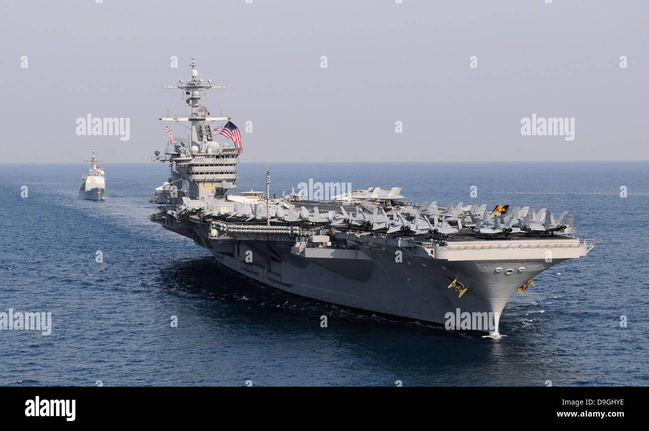 USS Carl Vinson und USS Bunker Hill transit des Pazifischen Ozeans. Stockfoto