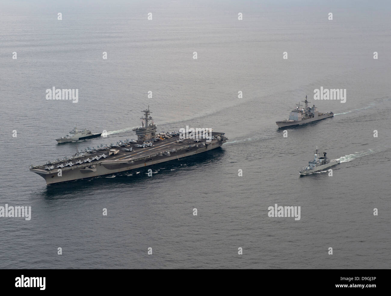 Schiffe der US Navy und der Royal Malaysian Navy. Stockfoto