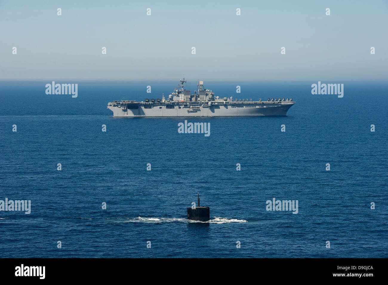 USS Hampton Transite neben USS Makin Island. Stockfoto