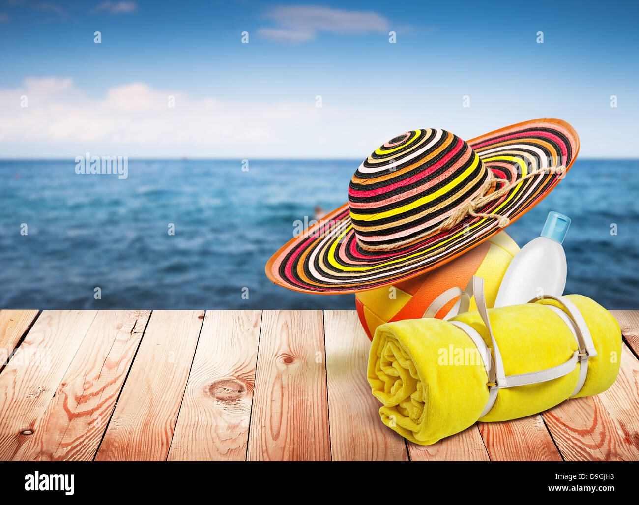 Holztisch mit Strandzubehör, blur Meer im Hintergrund, Template-design Stockfoto