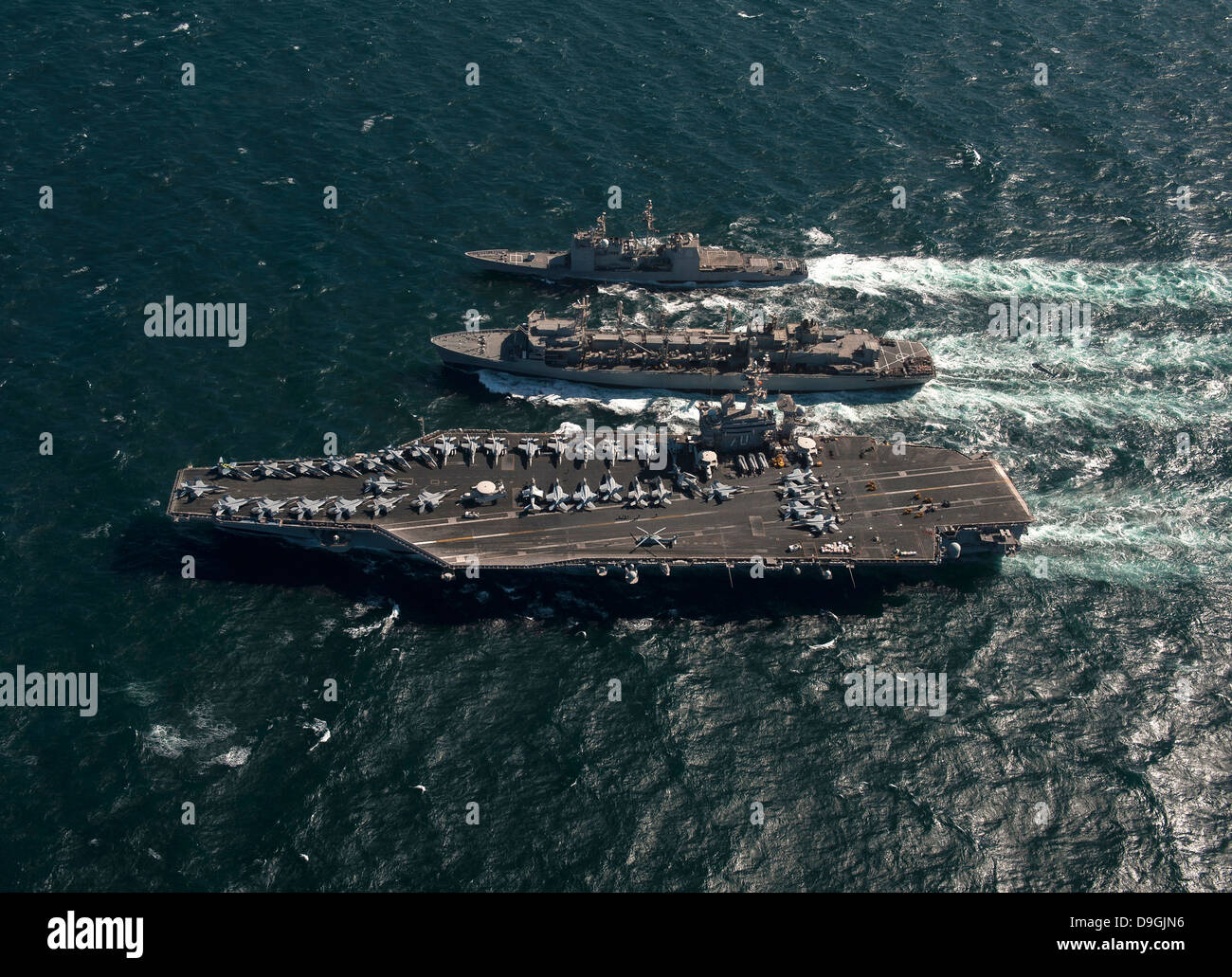 Im Gange Schiffe Nachschub auf dem Meer mit US-Marine im Persischen Golf. Stockfoto